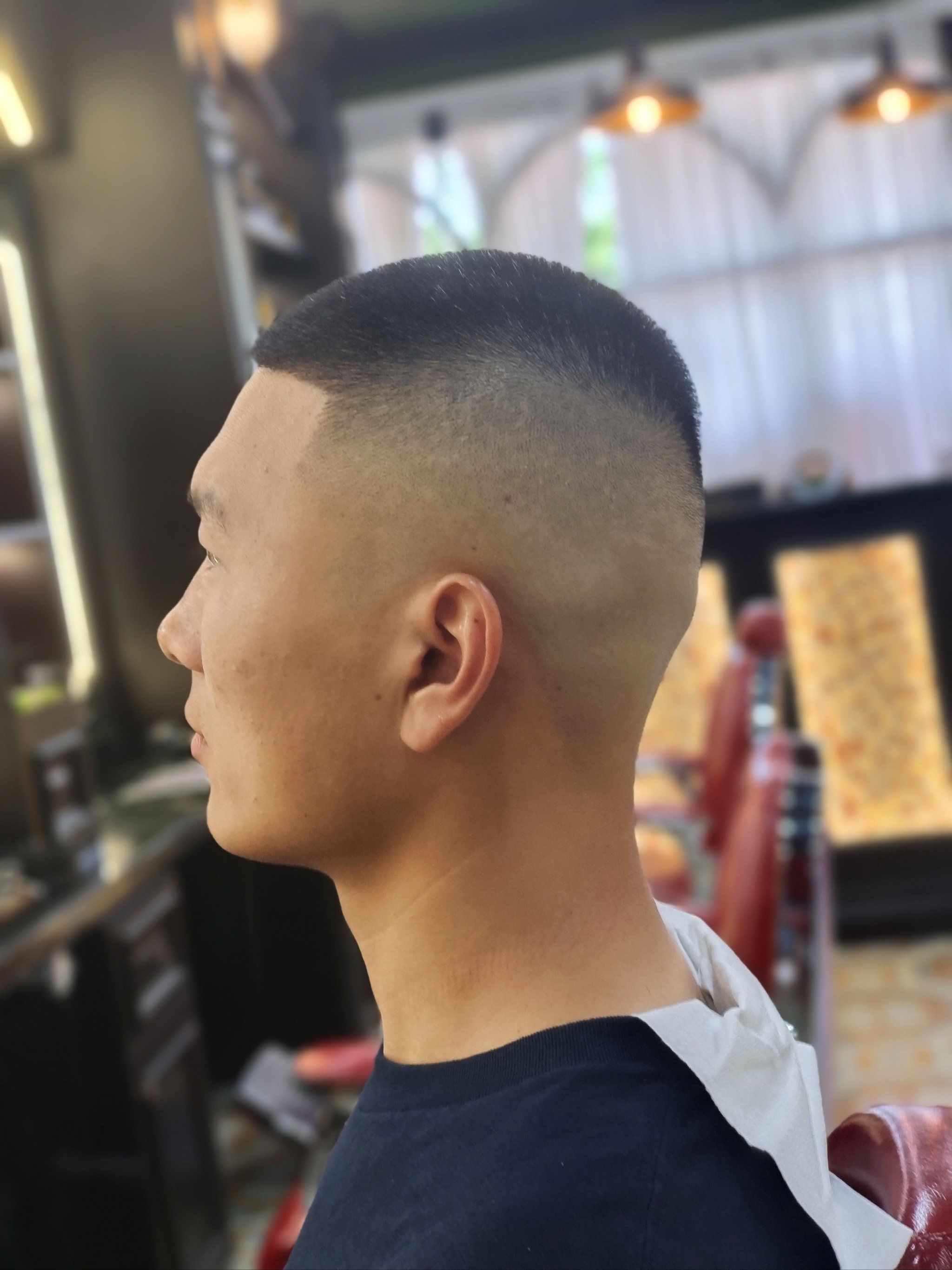 不同于传统圆寸两侧立体渐变裁剪方法增加发型层次感
