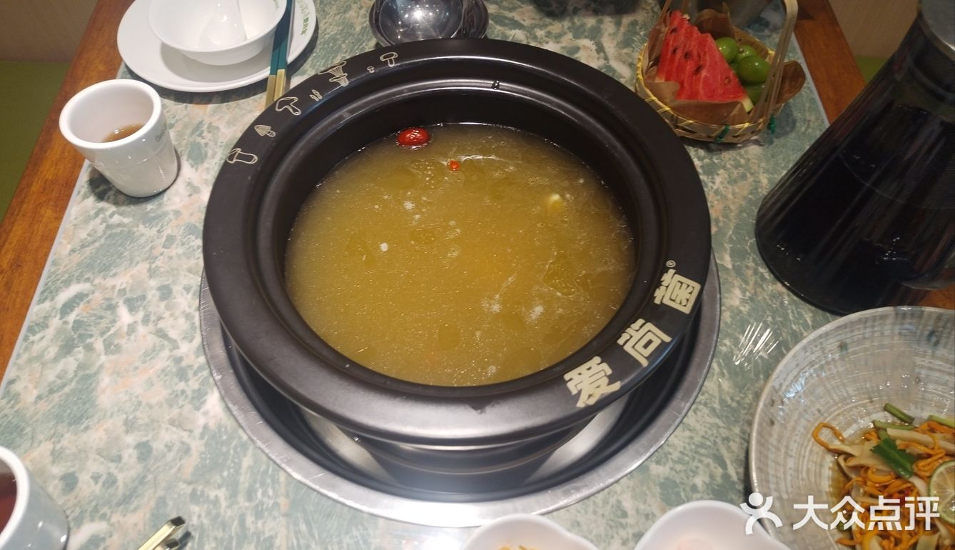 那就快来昆明翠湖边，让自己沉浸在野生菌火锅的世界里