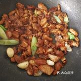 基本料备好，将葱切滚刀块、姜切块、小米辣、尖椒、大料