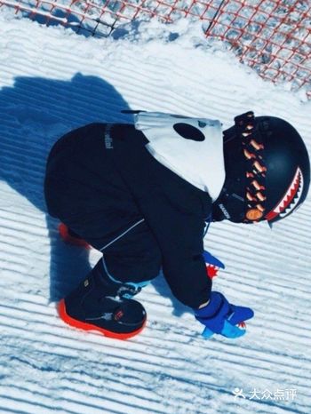 在滑雪的小朋友好可爱哟