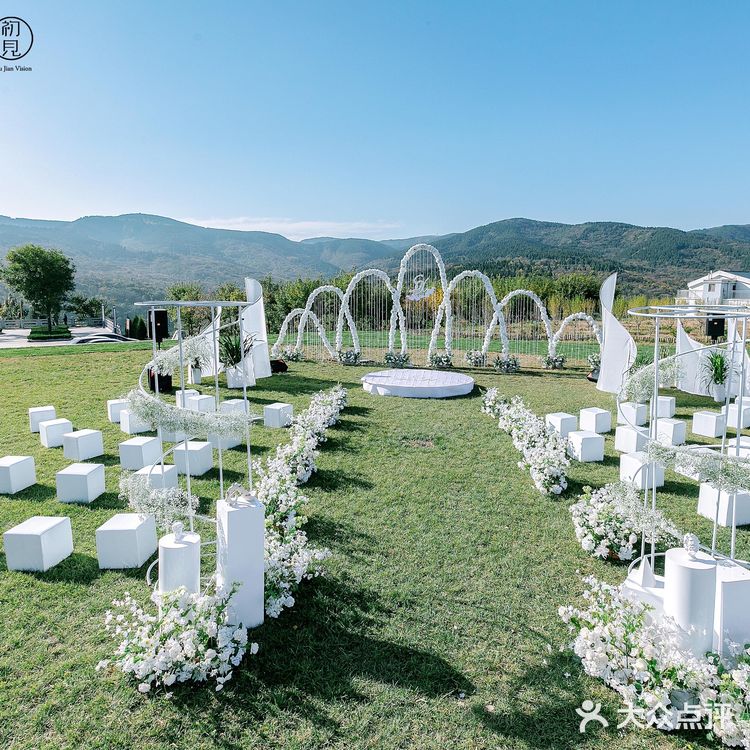 济南婚礼-蓝天白云青草地的婚礼现场