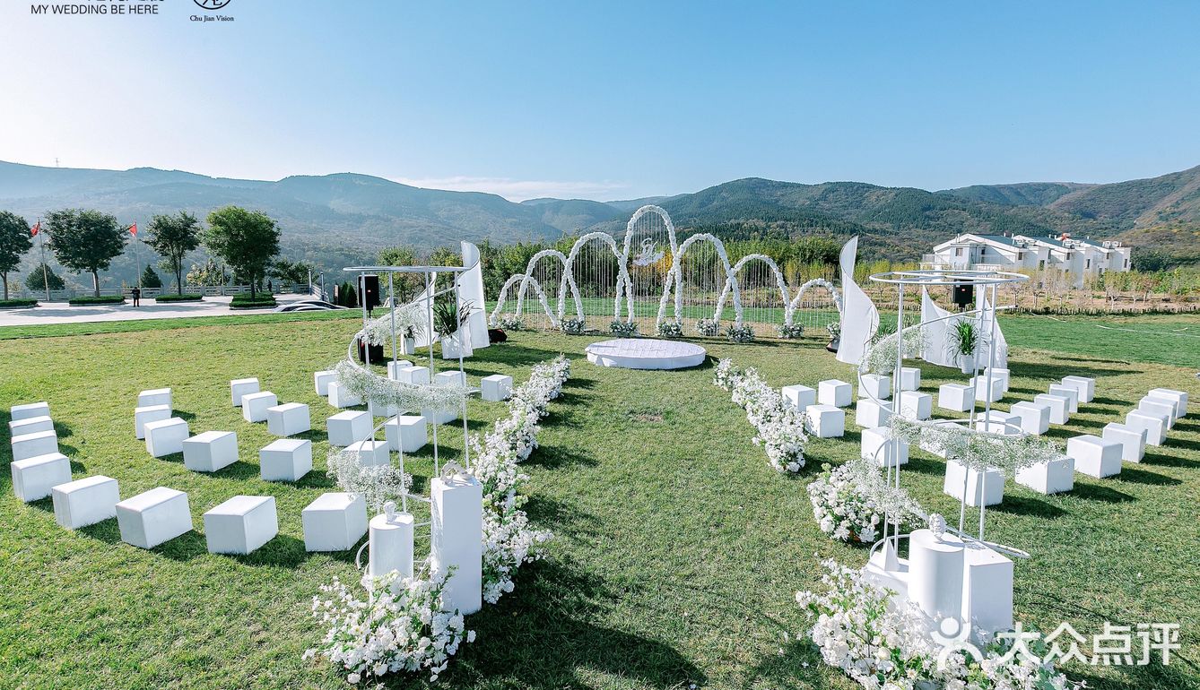 济南婚礼-蓝天白云青草地的婚礼现场
