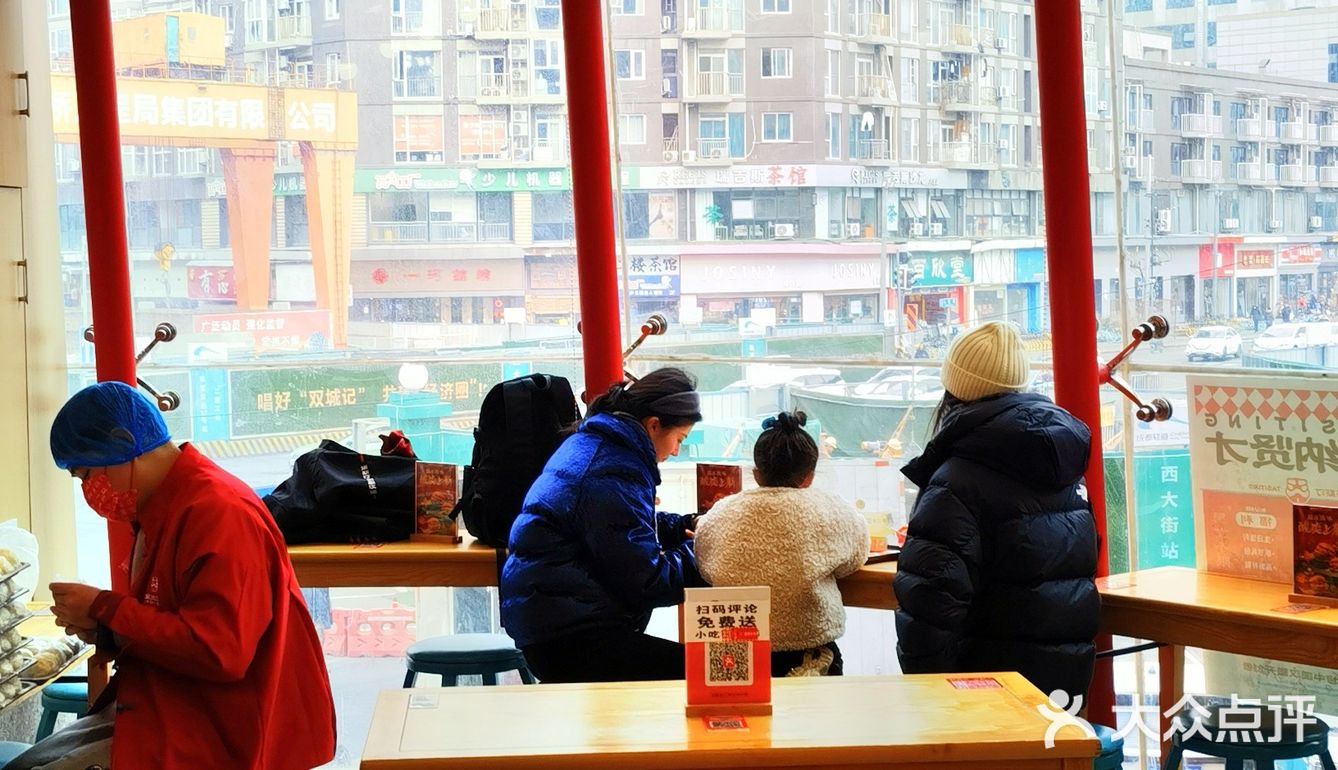 努力打螺丝，汉堡随便吃，塔斯汀西大街店有高人