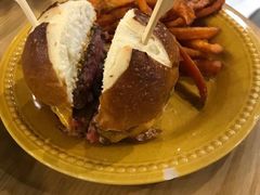 特色汉堡-HELLO 27 意面·沙拉·帕尼尼