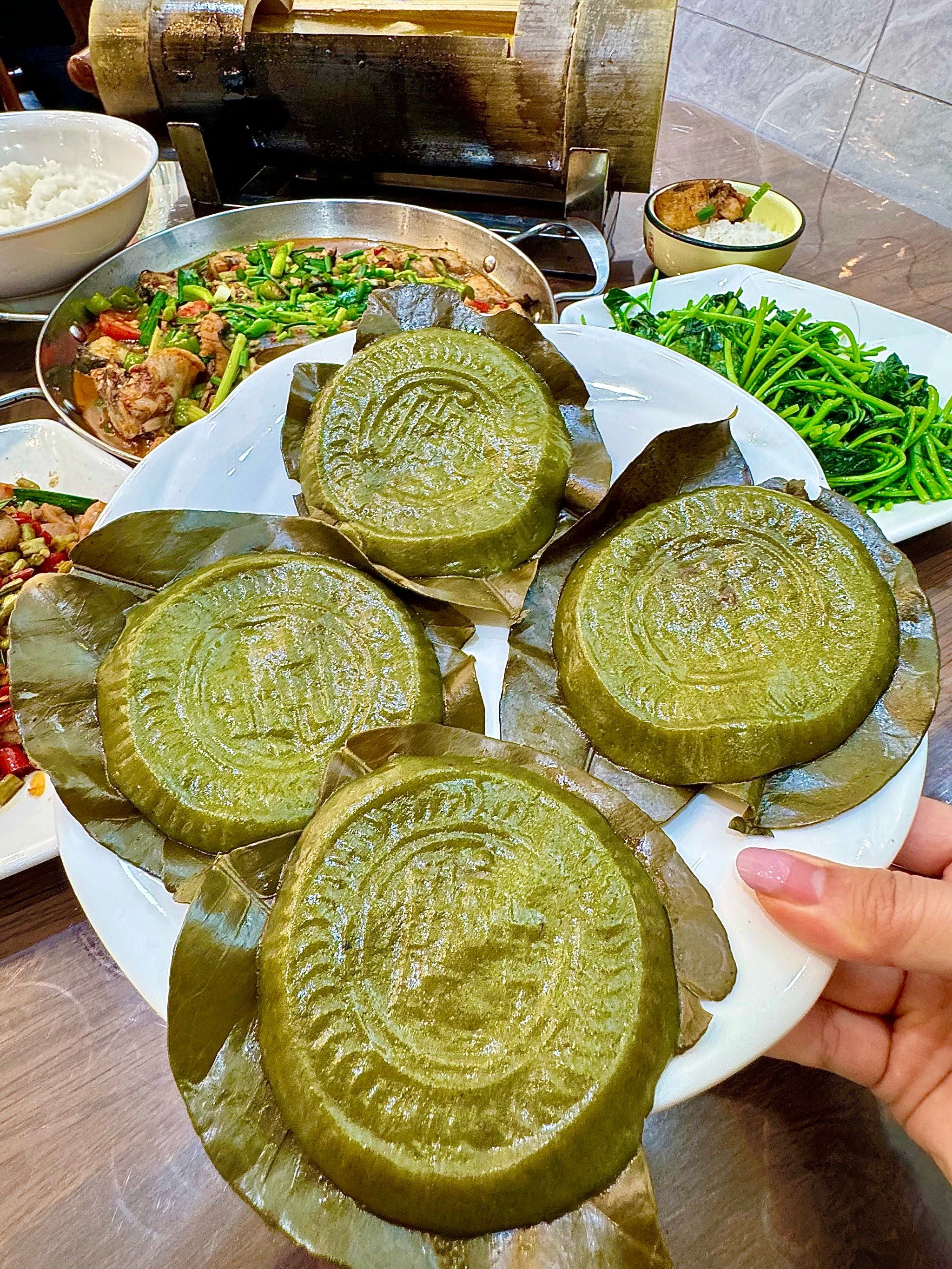 谁懂没人告诉我阳朔的柚香艾叶粑这么好吃啊?