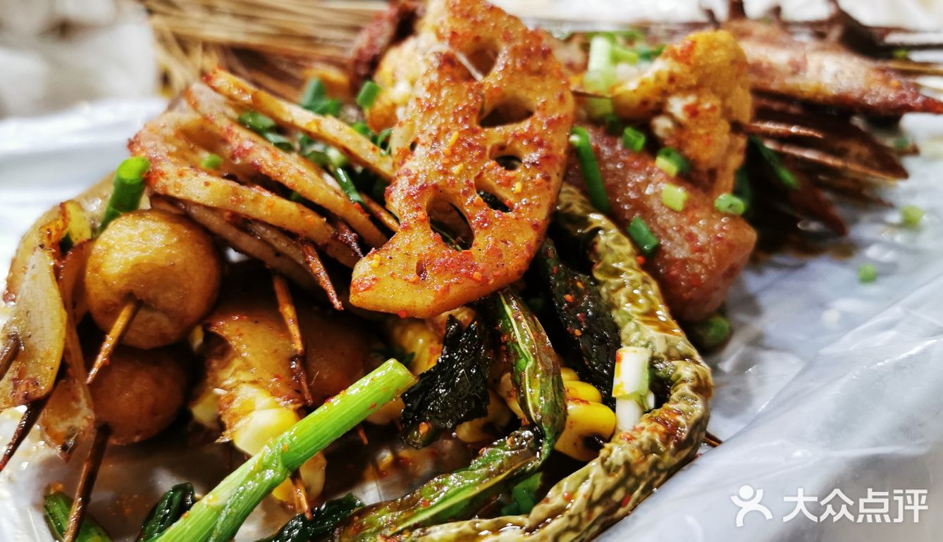 完全被安利而来的校园背后饮食三号线地铁直达下来就是西南石油大学满满的校园氛围走十分钟就到了下雨天生意依然很好看来这家口碑是真的不错油炸类却一点也不油腻和闷蔬菜依然炸出来有原本的味道价格也超级给力人均撑死也不超过⑤吧菜品新鲜上菜速度给井然有序所以不慢肉类和素菜该有的都有蘸料辣度也合适而且很香