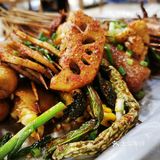 完全被安利而来的校园背后饮食三号线地铁直达下来就是西南石油大学满满的校园氛围走十分钟就到了下雨天生意依然很好看来这家口碑是真的不错油炸类却一点也不油腻和闷蔬菜依然炸出来有原本的味道价格也超级给力人均撑死也不超过⑤吧菜品新鲜上菜速度给井然有序所以不慢肉类和素菜该有的都有蘸料辣度也合适而且很香