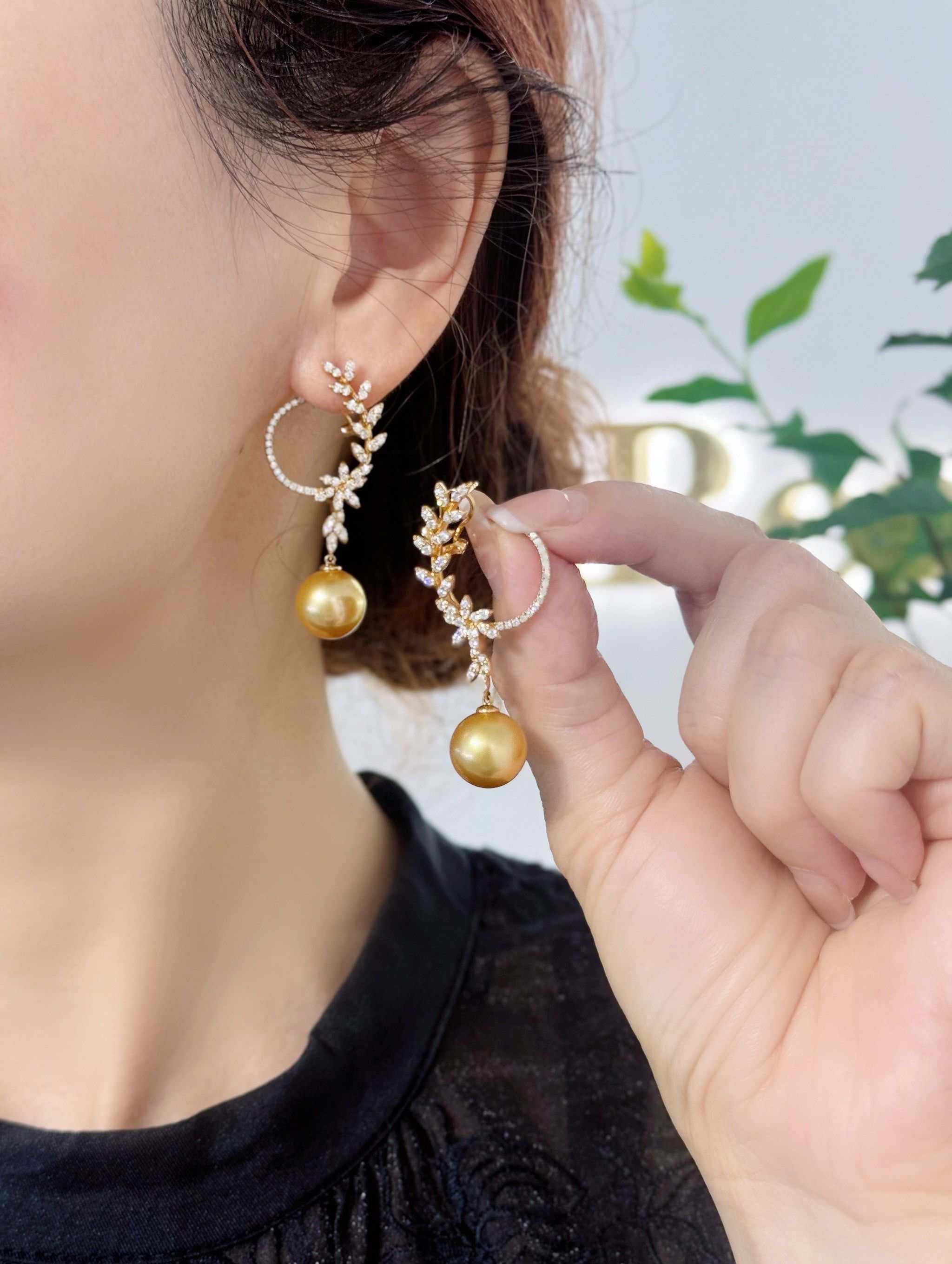 伟德bv1946官网-黄多多20岁状态太绝了！黑色露肩裙美照惊艳完美继承爸妈好基因