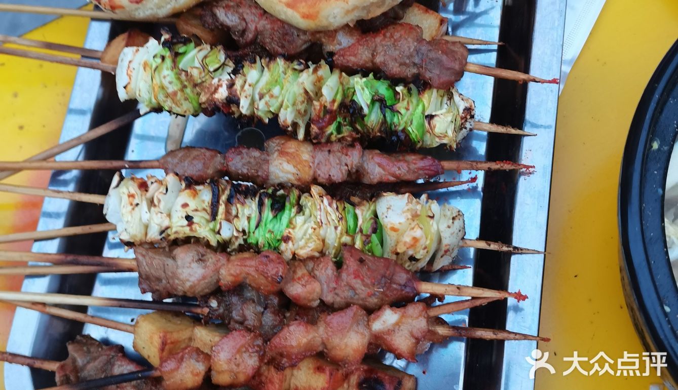 七夕节，我们和朋友一起来到一家烧烤店