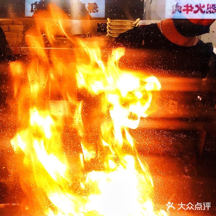 新店｜沈阳又一疯狂排队烧烤🍢把把烧来十打