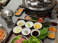 -围炉肉舍•炭烤活鳗•丹东海鲜烤肉(步行街店)