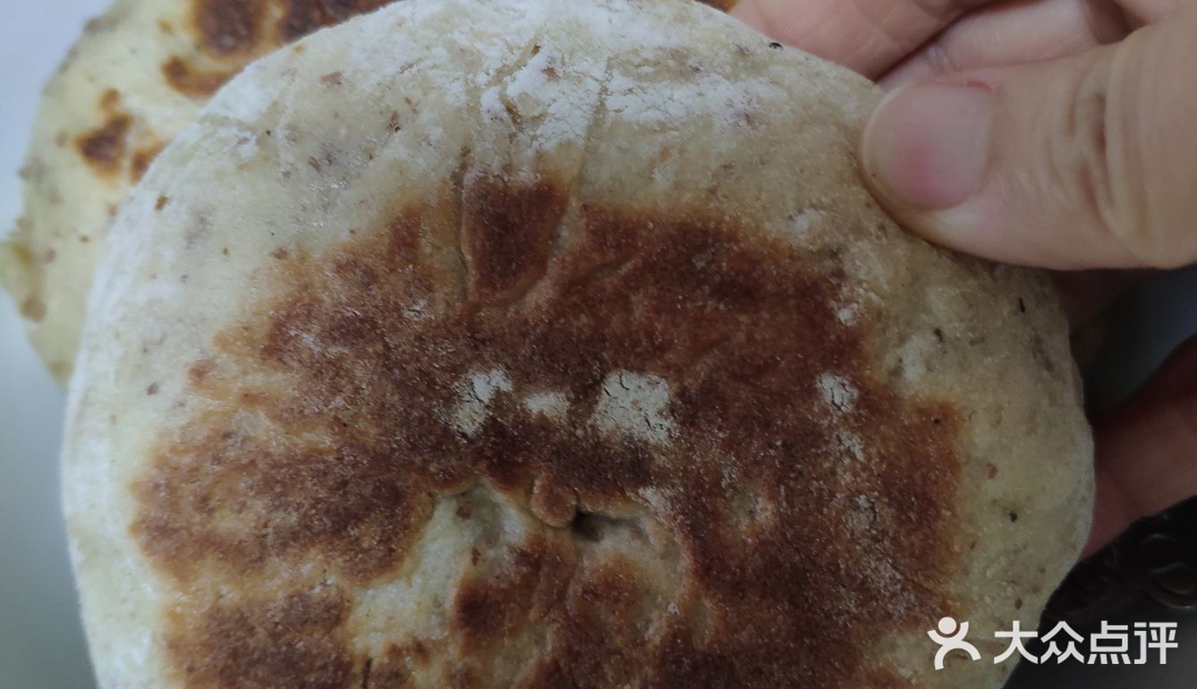 红糖全麦锅盔 饼坯:中筋粉200g,全麦粉50g