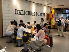 -麦当劳(上海虹桥站30B检票口楼上)
