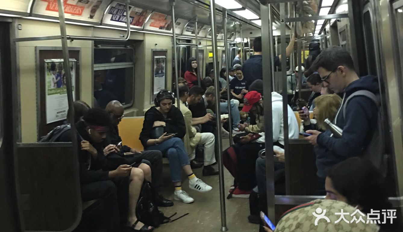 乘车可以选择人工售票或自助售票机买票