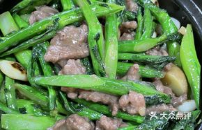Stir-fried Beef with Gai Lan in Clay Pot