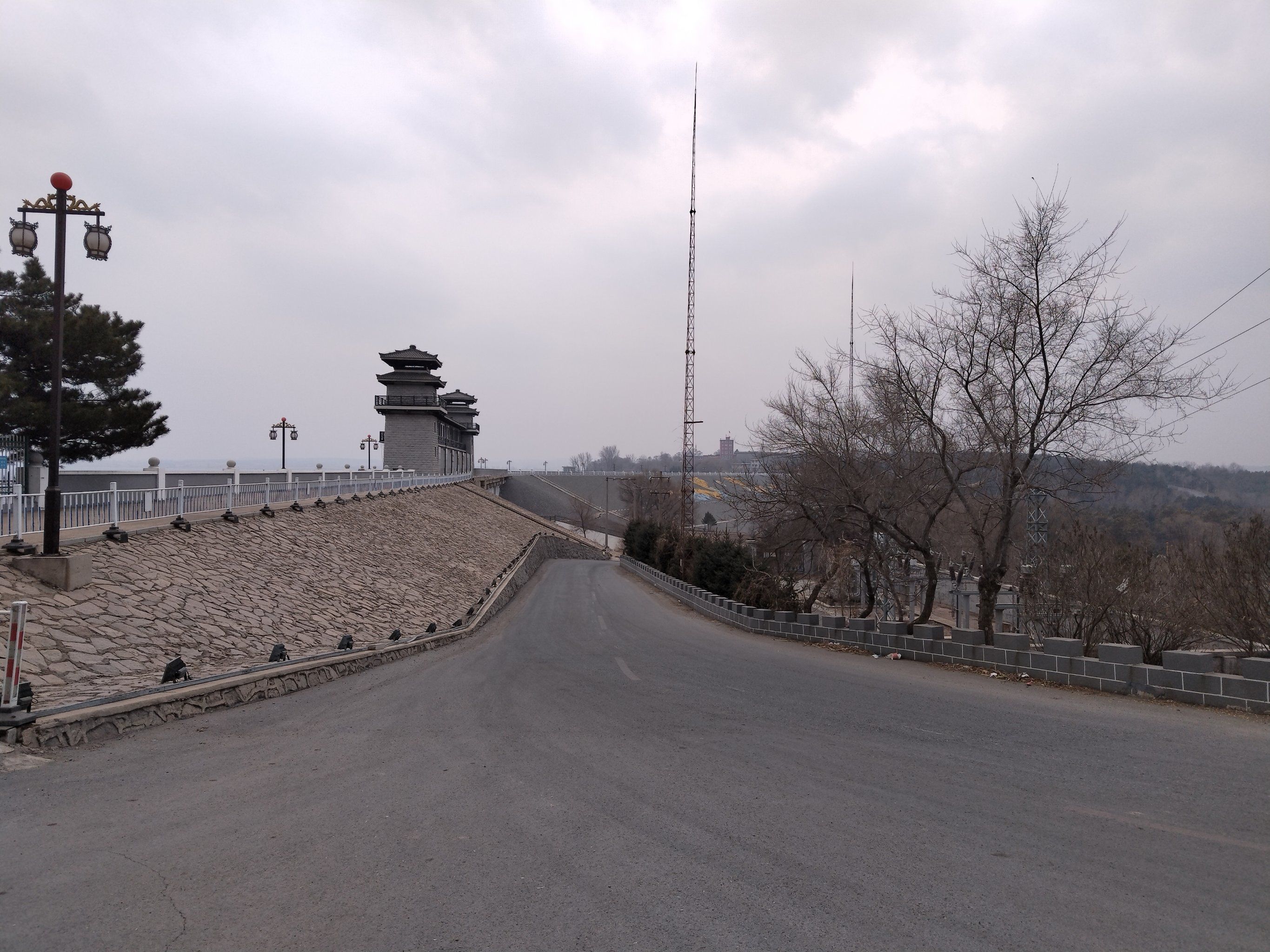 四平二龙山水库是位于吉林省四平市东辽河上游的一座大型水利枢纽工程