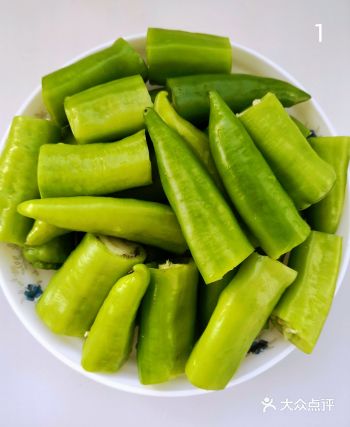 周末再写一篇点评吧，就写在家做的虎皮尖椒吧。 1