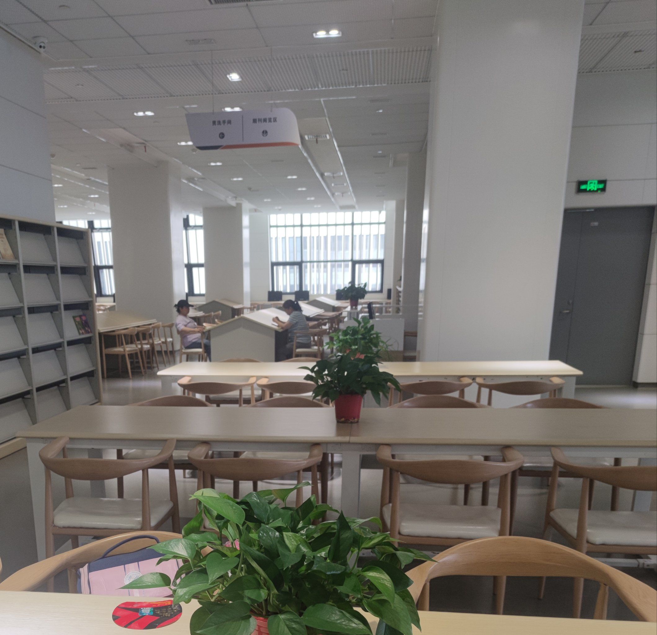 图书馆很安静,书也挺多,环境很好,非常推荐!