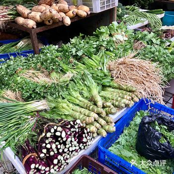 恩施小渡船菜市场 中图 几位大妈在土豆山前削土豆
