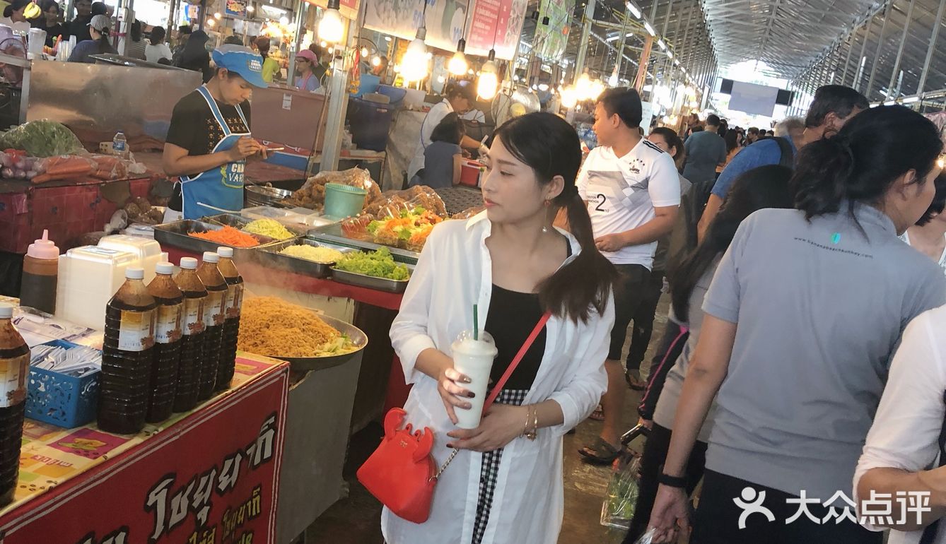 逛逛各种小吃水果，看看当地特色涂鸦，好不惬意