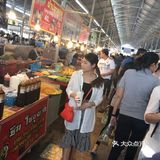 逛逛各种小吃水果，看看当地特色涂鸦，好不惬意