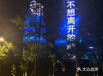 刚毕业来时双子塔还没有建成，那时一直在想这个塔啥时候
