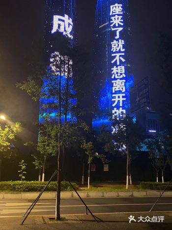 刚毕业来时双子塔还没有建成，那时一直在想这个塔啥时候