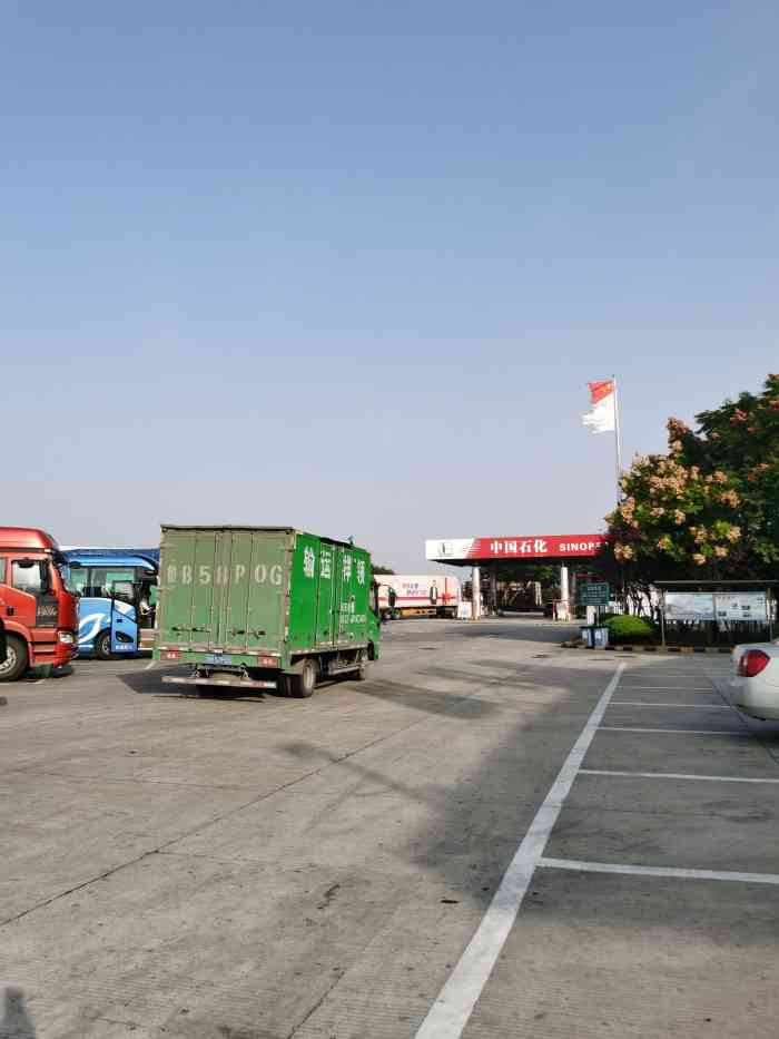 洪泽湖服务区-停车场-"洪泽湖服务区停车场到国庆节人不是一般的多.