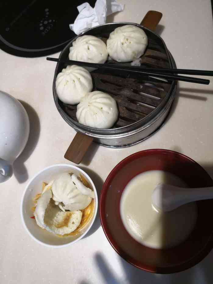 打分 看见服务员直接手拿包子,也是第一次看到小笼包用速冻的,豆浆