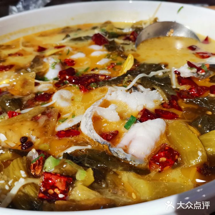 黄金酸菜鱼味道出乎意料的好，连汤都没剩下