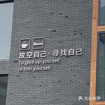 在往花水湾的路上有一个依山傍水的小镇——斜源