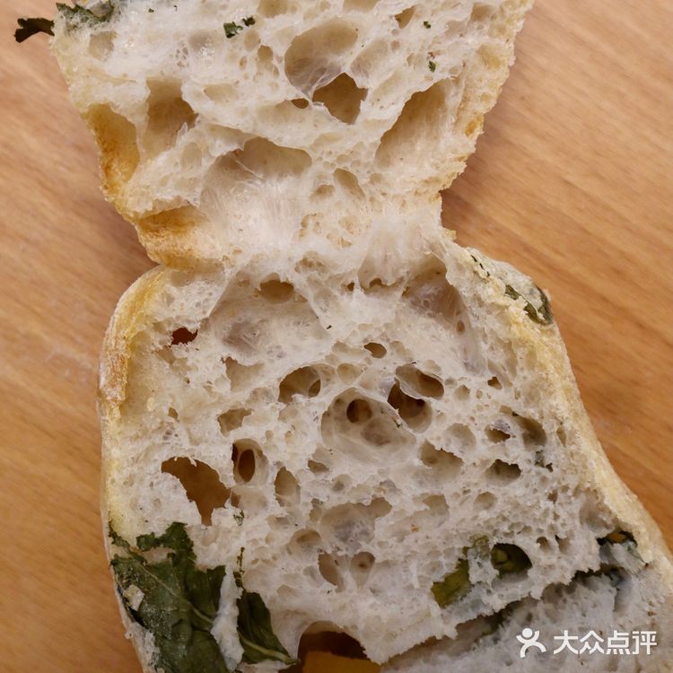 最终还是没能逃过在面包里吃到蓝纹奶酪的命运[笑哭]