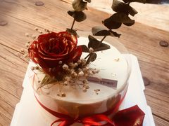 邂逅鲜花双层蛋糕-艾加柒克蛋糕茶歇甜品台(春熙路店)