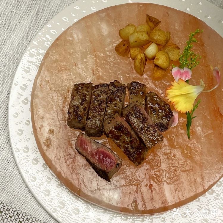 黑牛先生家的黑毛和牛都是自有牧场，中国人自有的黑毛和牛