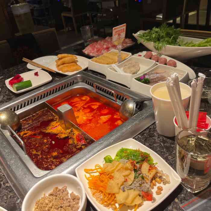 海底捞火锅(盈锋广场分店)-"盈峰店的海底捞,周五中午用餐人不多,不用