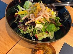 藜麦烟熏鸡胸沙拉配百香果油醋汁-鼎鼎西餐厅