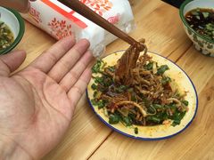 -拈签一笑黄牛肉辣卤串串