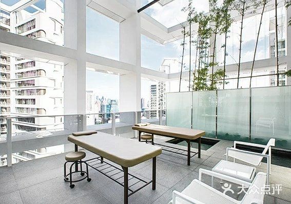 让·努维尔在新加坡设计的公寓楼，豪宅也有清新的画风  