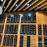 红黄的面店主基色，非常喜气也非常贵气！就连墙上的价目表