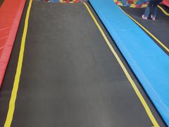-爱蹦iBOON蹦床运动馆(江汉店)