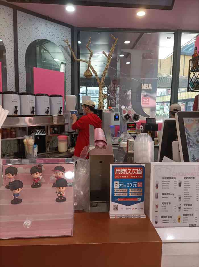 魔杰的茶在上海开了好几家分店至少这已经是我去的第三家分店了撇开