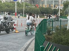 -武汉光谷广场杨家湾地铁站怡程酒店