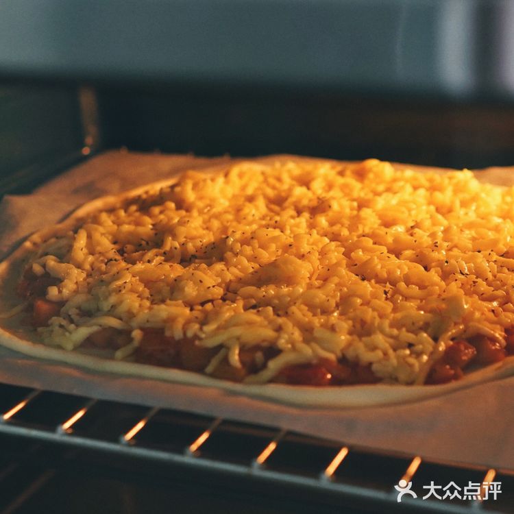 意式番茄酱： 番茄划十字开水里煮一下去皮，切碎备用