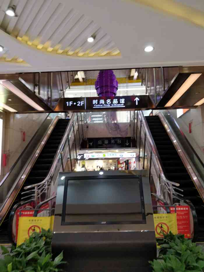 华东服饰广场(长安南路店)-"一家一家大小面积不一的店铺,一楼都是