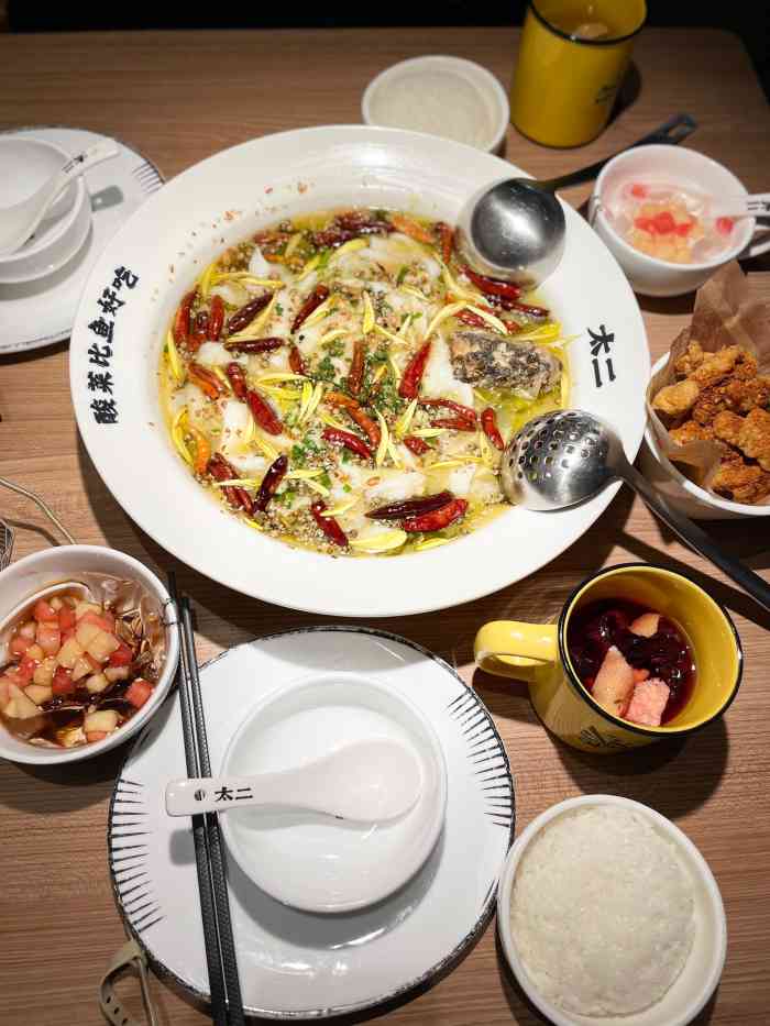 太二酸菜鱼(敏捷广场店)-"大年初一来吃鱼95啦!无意间拍到员工的.