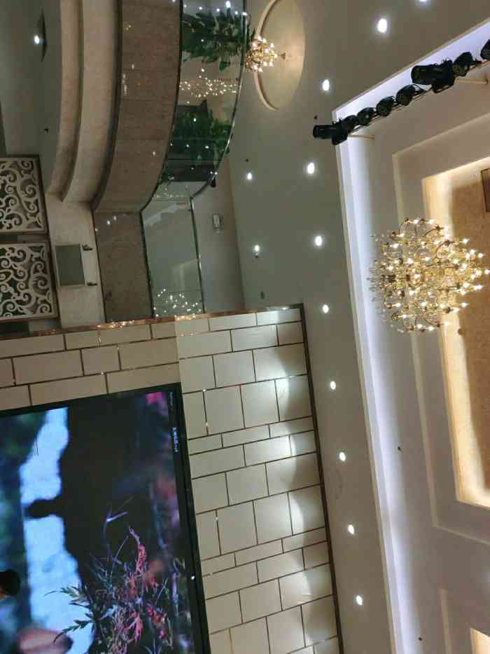 东江渔村(皇悦店)-"99黄边地铁站附近,过去大概需要5分钟.