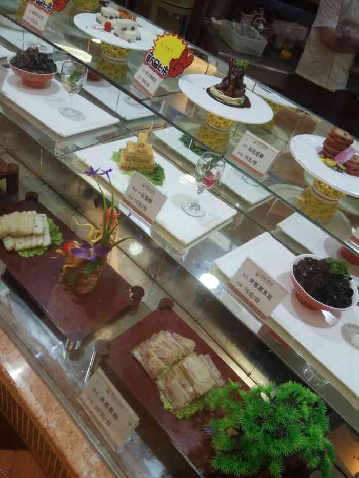 新艳阳酒楼-"回家一下车就被同学接往酒店吃饭[糖果] .