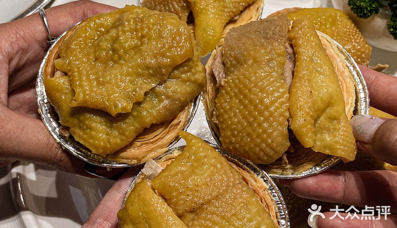 广州！在广州！！吃到了很酥香的盐焗鸡蛋挞