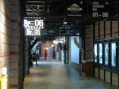 这是电影院的走廊，两边分别是不同的影厅-CGV影城(壹方城IMAX店)
