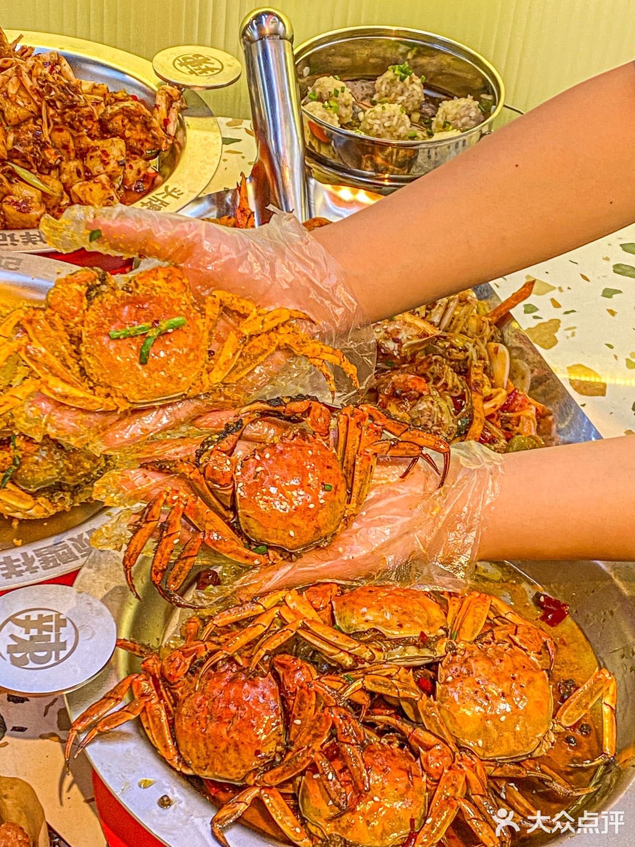 秋天的第一顿大闸蟹你想喝谁一起吃[调皮]